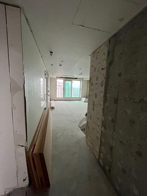 벽면 단차 조정을 위해 석고보드를 덧댄 과정
