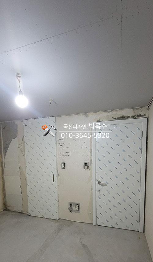 천장 임시 전구가 매달린 보드 작업 공간