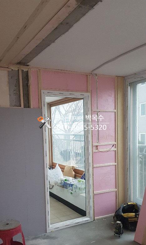 분할판이 설치된 흙바닥 상태의 실내 공사 현장