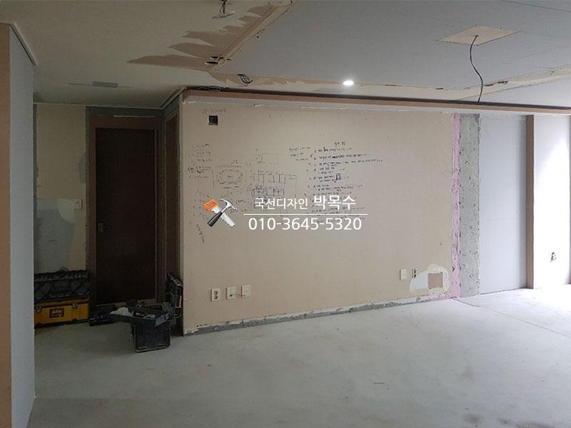 벽면 수평 조절을 위한 도구 사용 모습