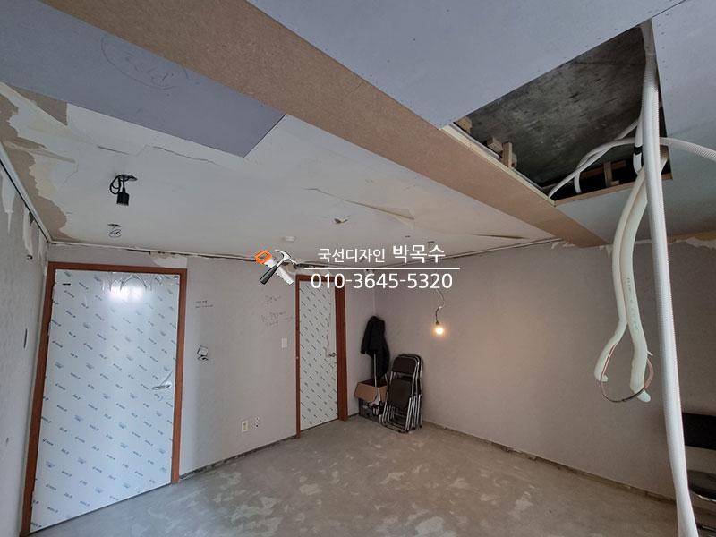 디테일한 마감을 위한 수공구 작업 장면