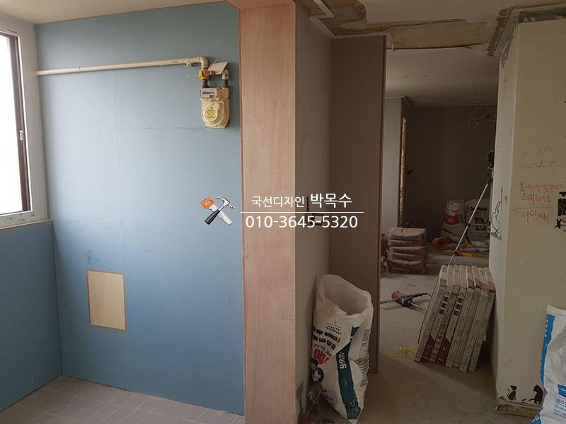 타일 면과 벽체 경계 정돈 과정