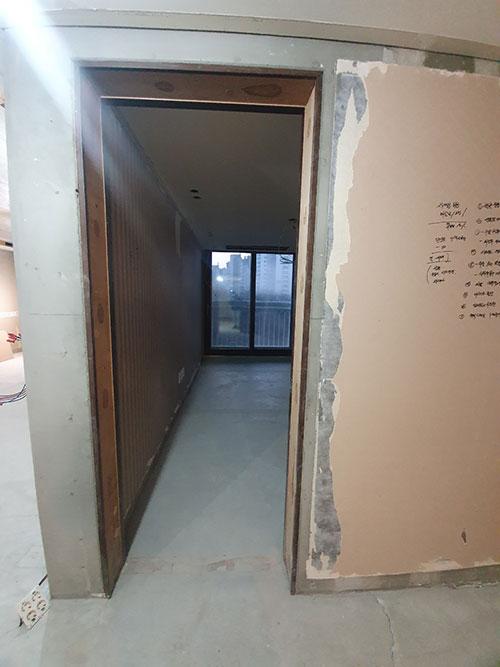 벽면이 부분적으로 벗겨진 복도와 창문