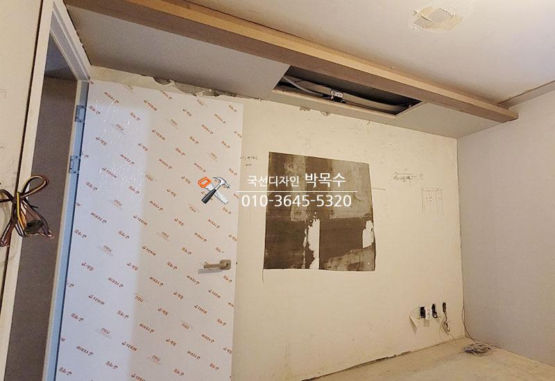 벽면과 천정 구조물이 드러난 빈 공간
