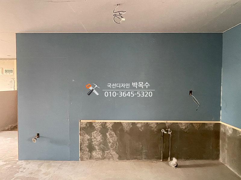 수도관이 노출된 파란색 벽면과 바닥 상태