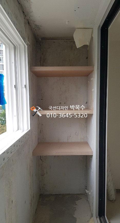 발코니 벽면에 설치된 무지주 선반