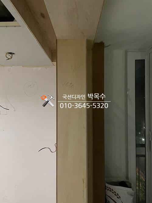 천장 구조물과 벽면의 목재 보강 작업