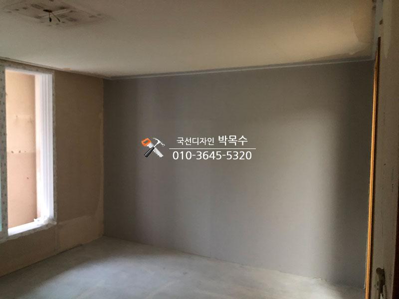 흰색 프레임 창문과 천장 조명 장치