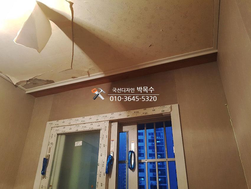 천장 마감재가 벗겨진 실내 공간