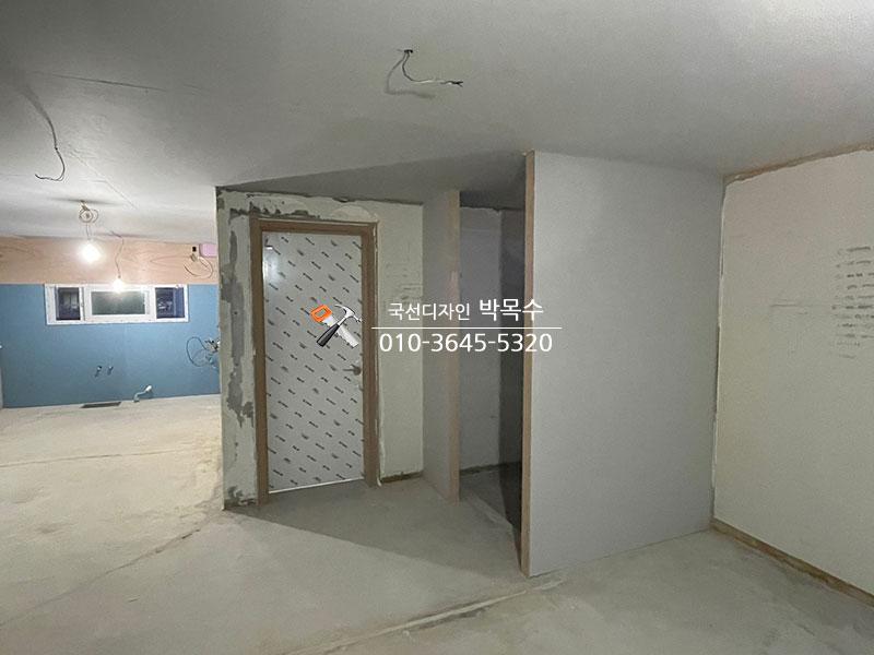 전선이 노출된 복도와 도어 설치 예정 공간