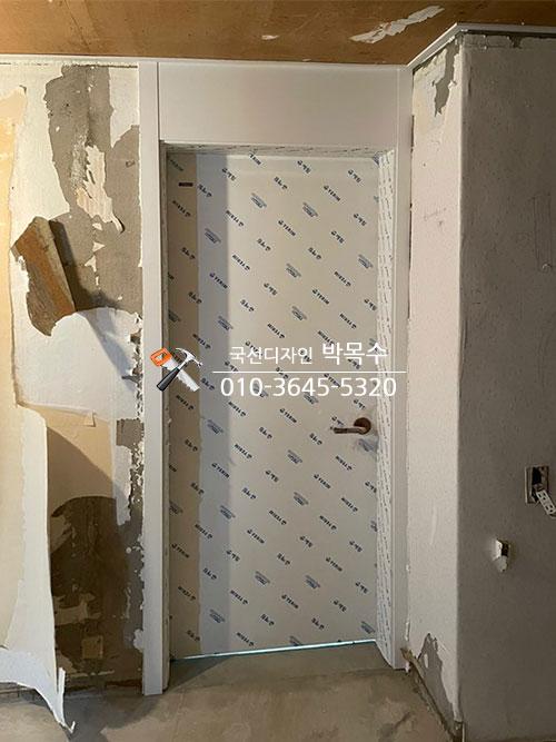 보호 필름이 부착된 문 주변 마감 현장