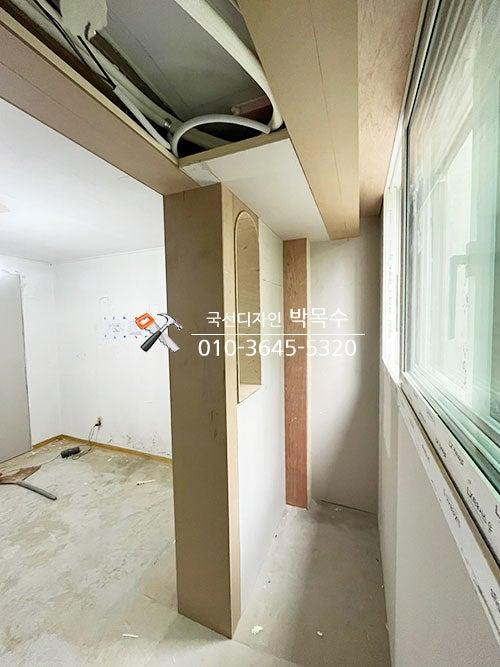 배관이 노출된 복도의 시공 과정