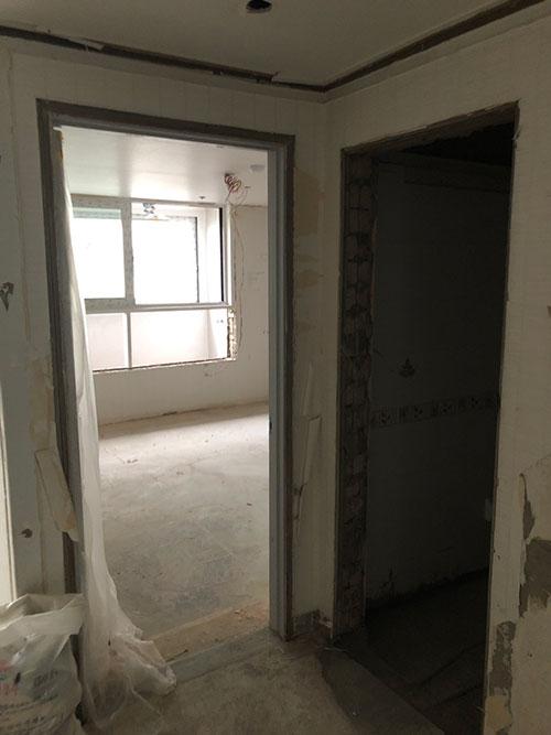 벽돌이 드러난 문 프레임과 노출된 전선