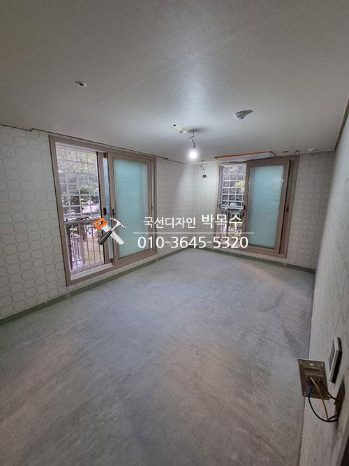 흰색 타일 벽과 슬라이딩 창호가 설치된 모습