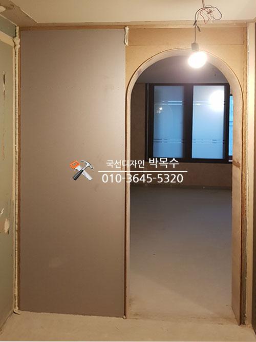 곡선미가 드러나는 아치형 문 시공 모습