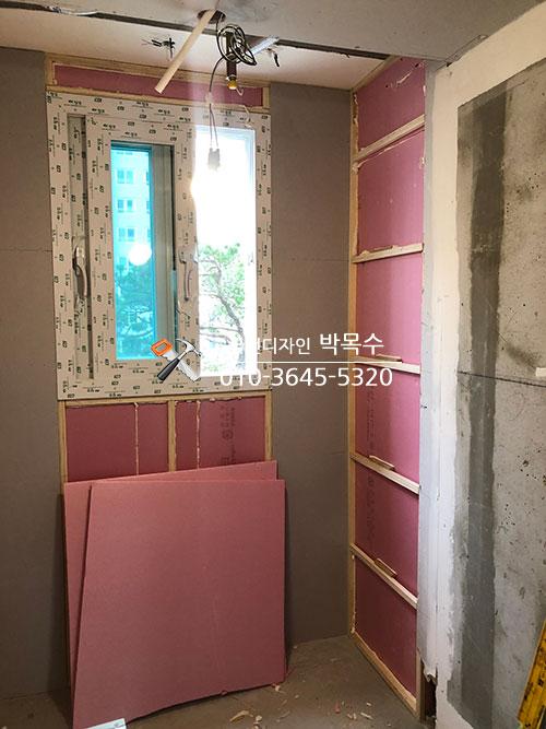 창호 주변 붉은색 보드와 목재 프레임 설치 과정