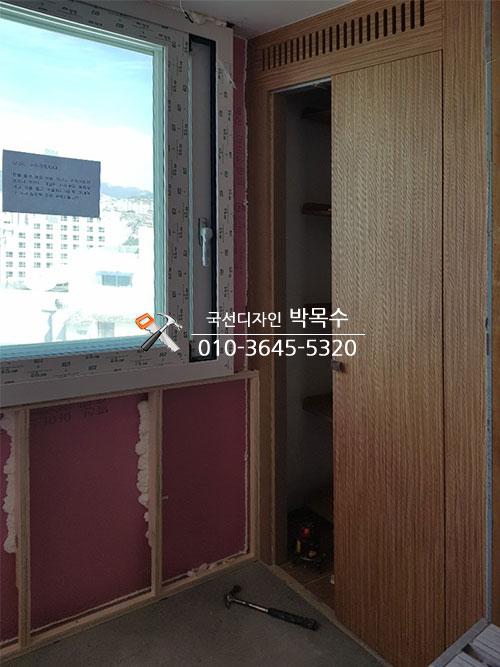 붉은색 보드가 설치된 창호 주변과 바닥에 놓인 톱