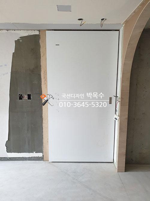타일 바닥과 흰색 문이 설치된 공간