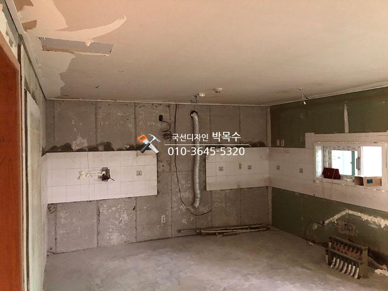 금속 배관이 노출된 주방 천장 보수 현장