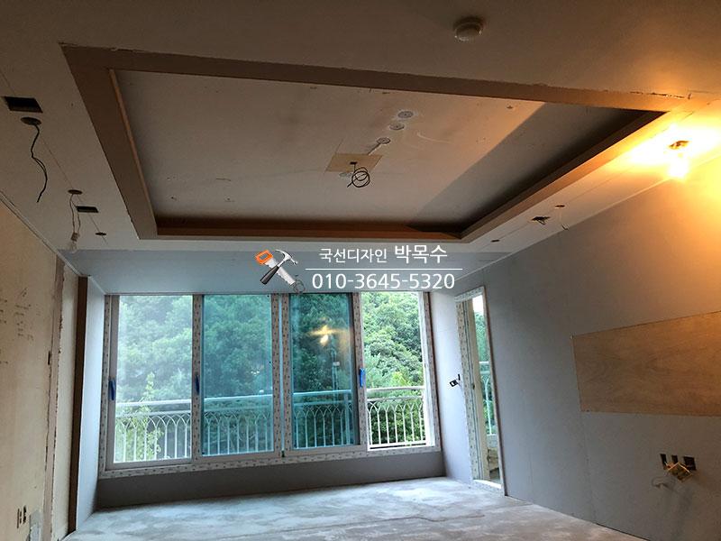 조명 구조물이 노출된 천장과 슬라이딩 유리문