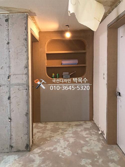 복도 벽면에 설치된 타원형 선반