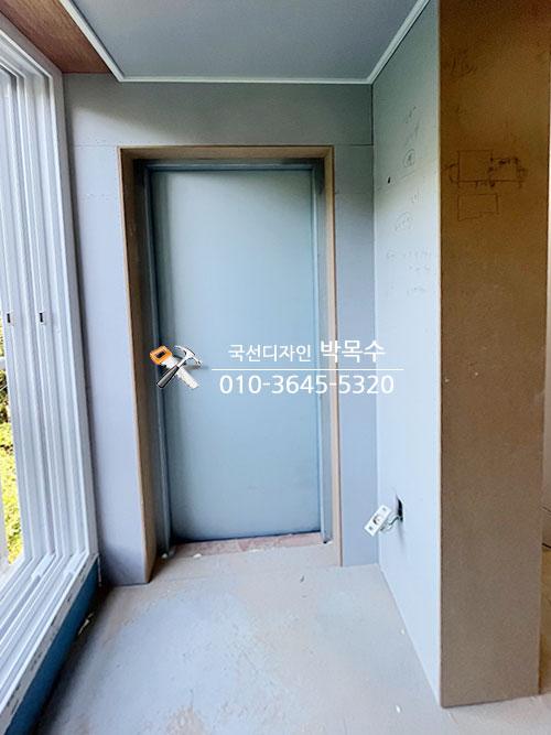 화이트 톤으로 정돈된 복도 기본 마감