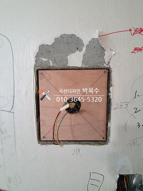 전기 박스 내부의 전선 연결 상태