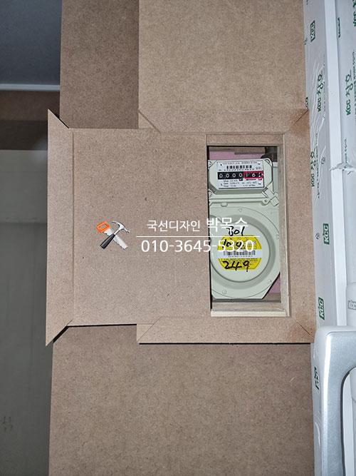 전기 박스 내부 장치와 카드보드 구조물
