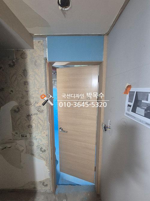 파란색 보호 테이프가 붙은 현관 도어 주변