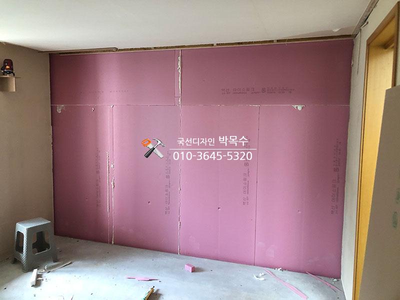 정밀 마감을 위해 배치된 수공구의 모습