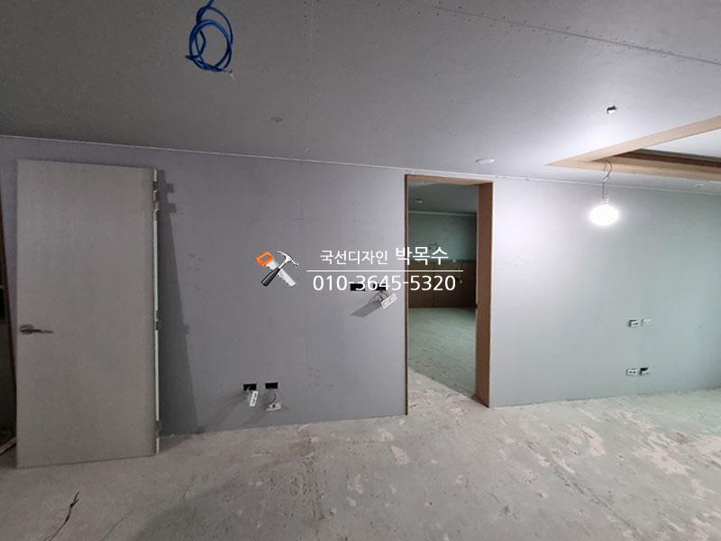 전기 소켓과 배선이 노출된 콘크리트 바닥 공간