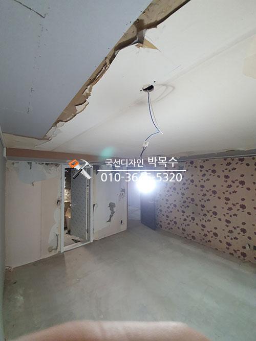 천장 일부가 철거된 복도와 열린 문