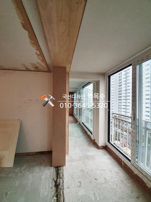 목재 보조 구조물로 천장을 정돈한 발코니