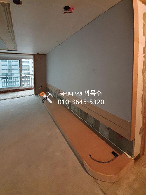 벽면 마감 전 콘크리트 바닥이 보이는 실내 공간