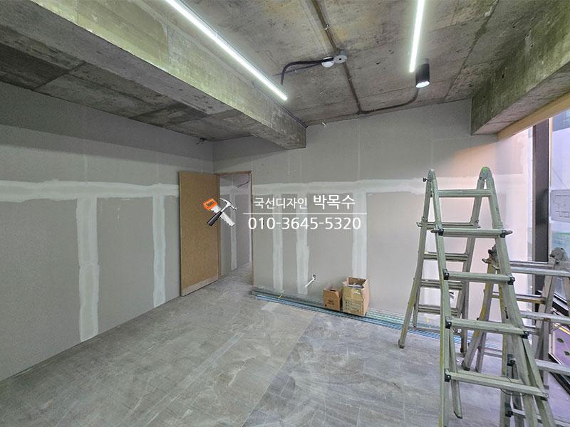 흰색 접착제가 도포된 공사 중인 실내 공간