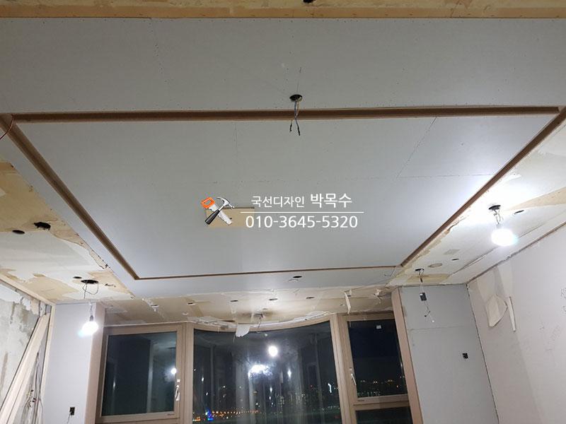 천장 목재 프레임과 흰색 시트 설치 과정