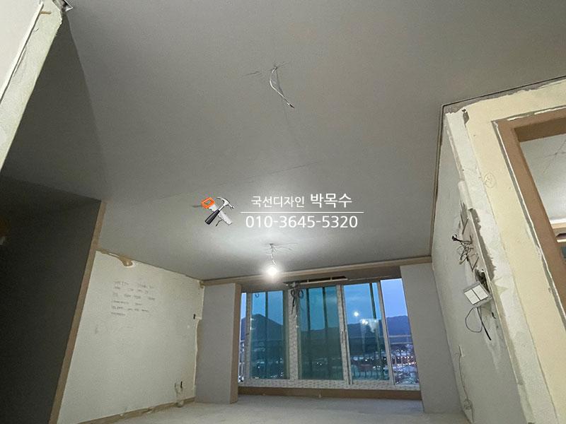 천장 전선이 노출된 벽면 마감 준비 단계