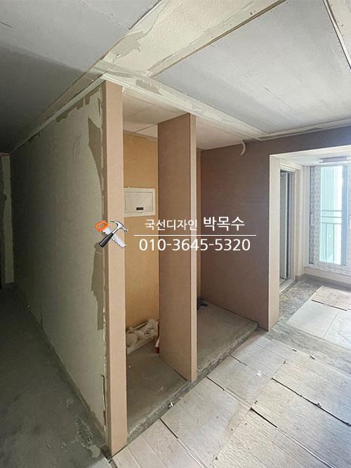 석고보드를 이용한 벽면 평탄화 시공 중