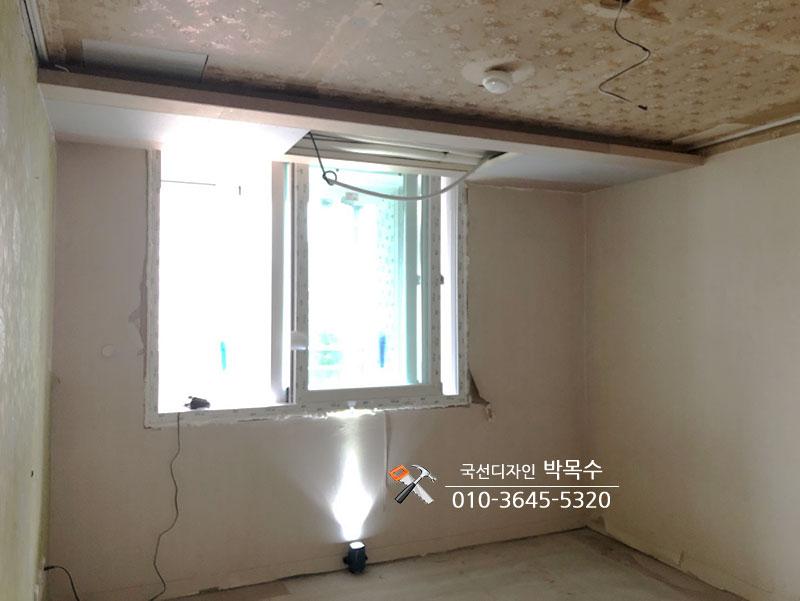 전선이 노출된 마감 전의 창호 근처 방