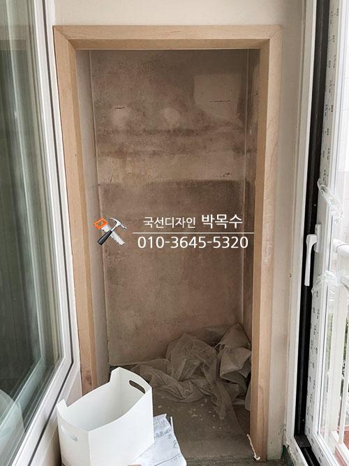 창문이 보이는 내부 공간의 틀 작업