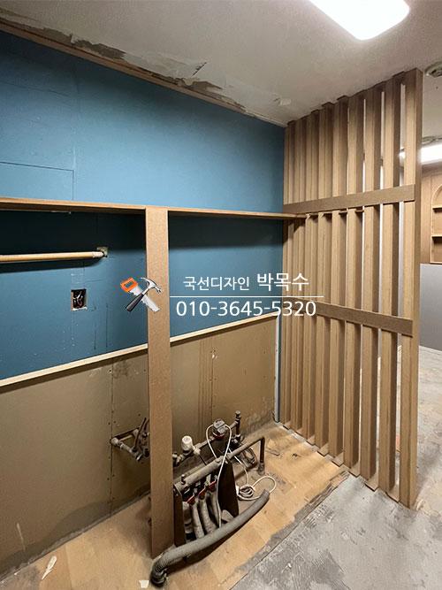 수납장 구조물과 배관 시스템이 보이는 내부 공간