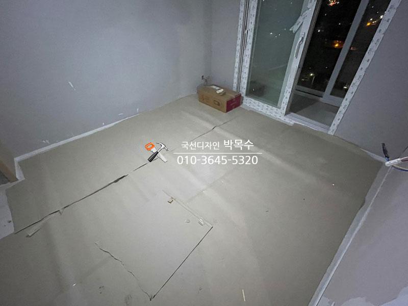 베이지색 바닥재와 슬라이딩 유리창 주변 마감
