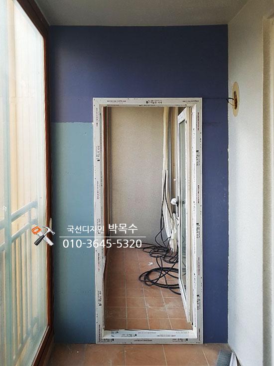 파란 보호층과 흰색 프레임이 보이는 내부 작업 현장