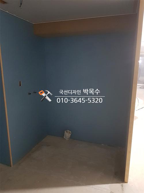 전기 소켓 구멍이 보이는 파란색 벽면의 빈 공간