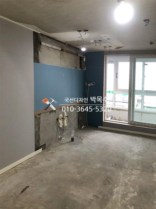 천장이 개방된 상태의 실내 벽면 마감 전 모습