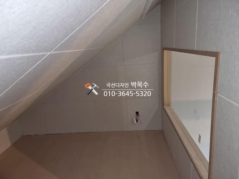 타일 벽과 나무 프레임 창이 있는 공간