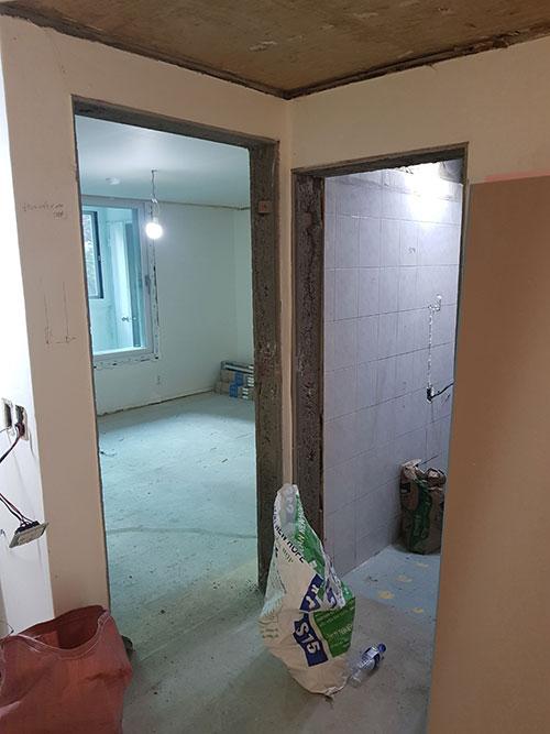창문 주변의 목공 작업 과정