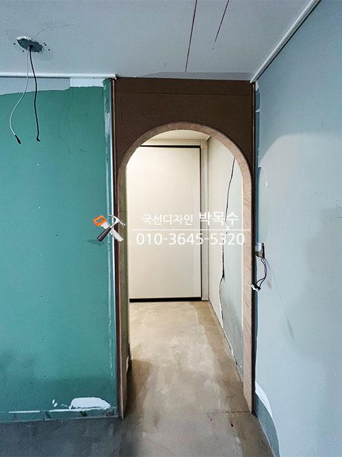 아치형 문이 설치된 복도 공간