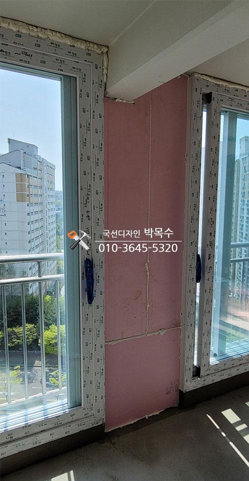 창호 프레임 주변을 채운 분홍색 단열재