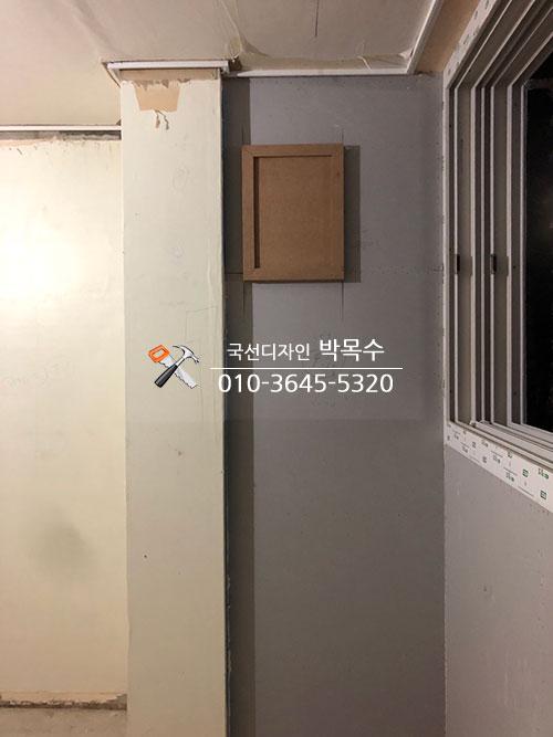 수납장과 창문이 보이는 무지주 선반 시공 구역